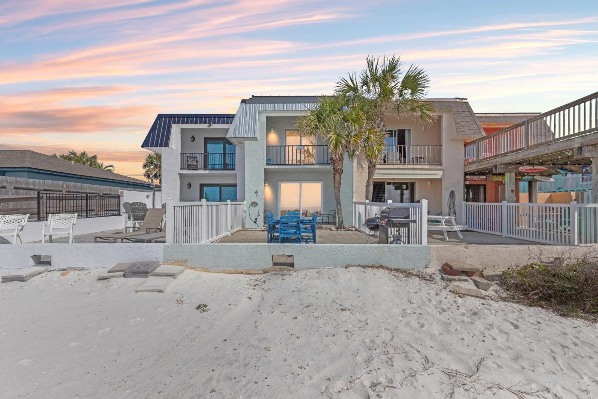 Surf's Up! Pet-friendly, 2br 2ba Beachfront Townhouse, Sleeps 8! Holiday home